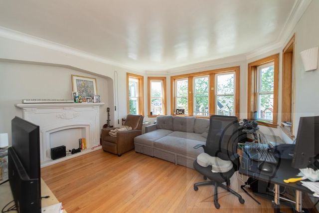 5057 W Newport Avenue 2, Chicago, IL 60641