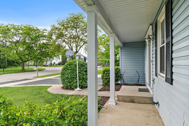 36 Shore Drive, Schaumburg, IL 60193