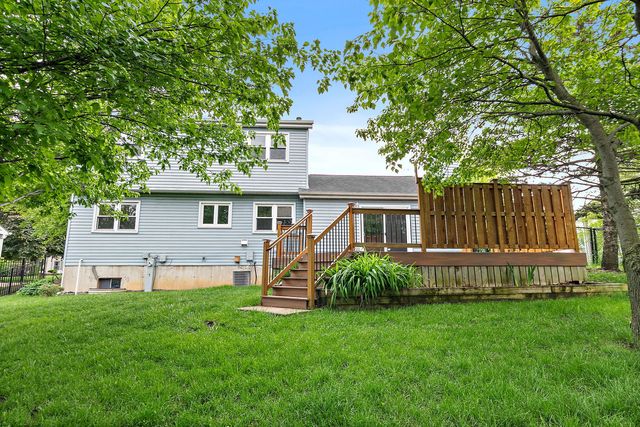 36 Shore Drive, Schaumburg, IL 60193