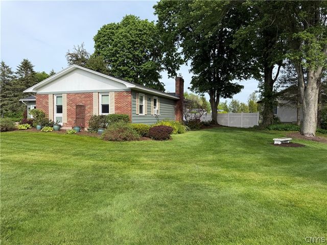 53 Ridgeway Sites Avenue, Minetto, NY 13126