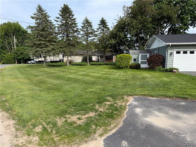 53 Ridgeway Sites Avenue, Minetto, NY 13126