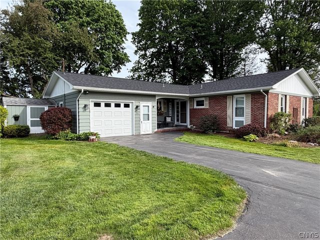 53 Ridgeway Sites Avenue, Minetto, NY 13126