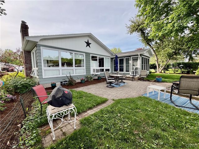 53 Ridgeway Sites Avenue, Minetto, NY 13126