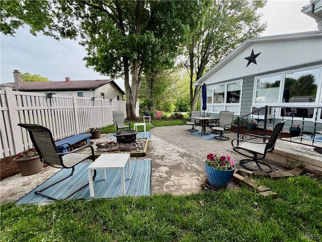 53 Ridgeway Sites Avenue, Minetto, NY 13126