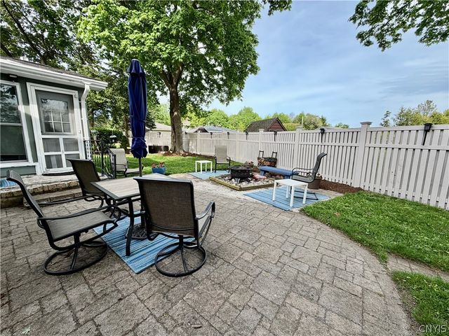 53 Ridgeway Sites Avenue, Minetto, NY 13126