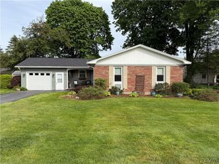 53 Ridgeway Sites Avenue, Minetto, NY 13126