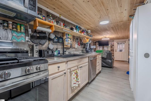 370 N Port Bass Drive, Fair Play, SC 29643