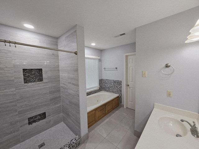 208 E Bend Ct, Old Hickory, TN 37138