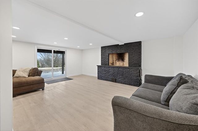 3 Set-N-Sun Drive, Scituate, RI 02831