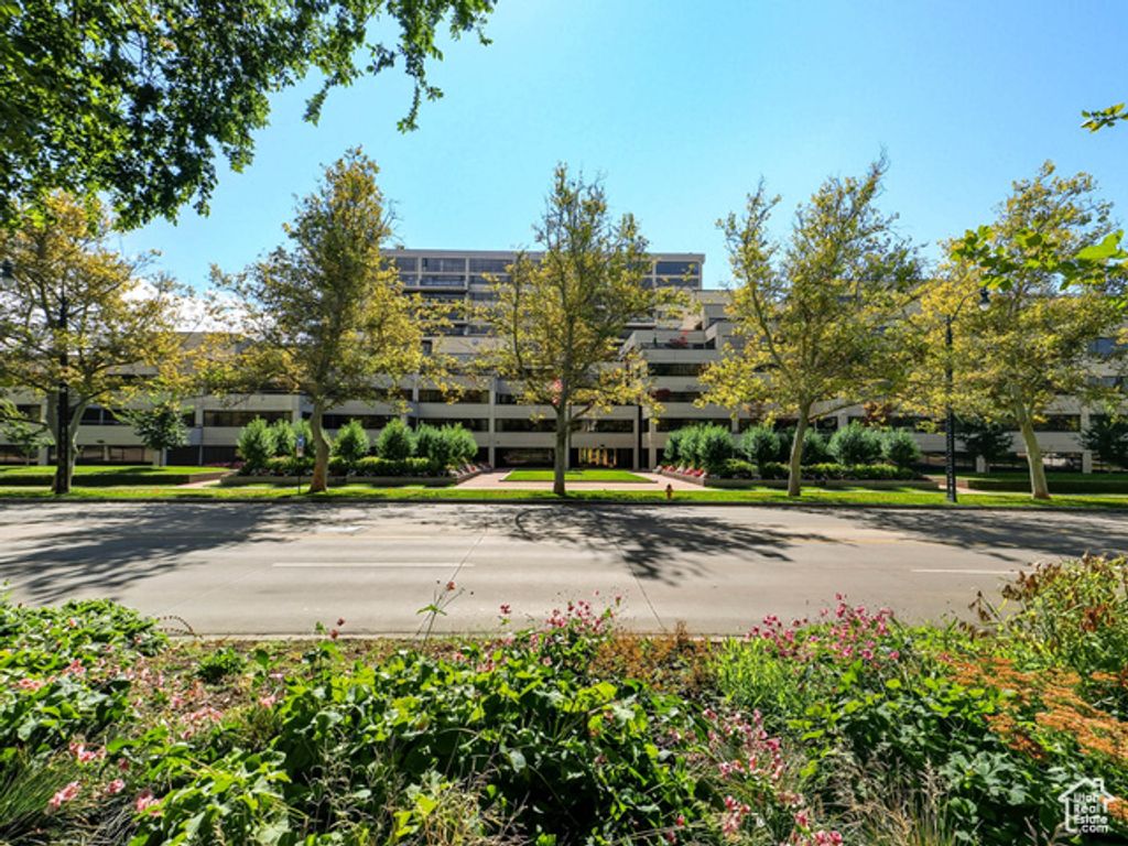 Image 2 of property listing at 560 E SOUTH TEMPLE #C101, Salt Lake City, UT 84102