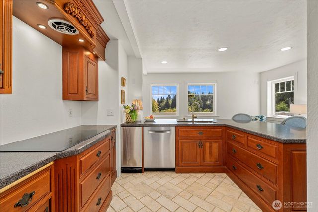 24 Broadway Hill Road, Hoquiam, WA 98550