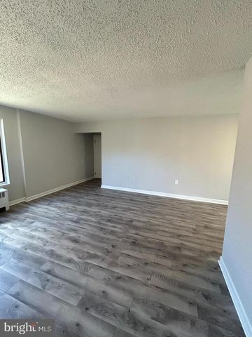 4715 1ST ST SW #302, Washington, DC 20032