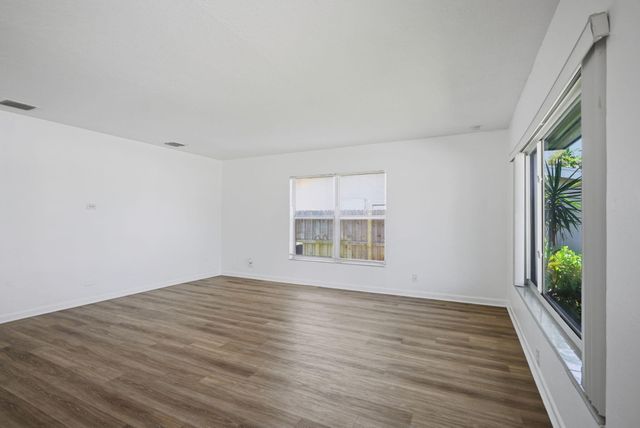 4630 NE 3rd Terrace, Oakland Park, FL 33334