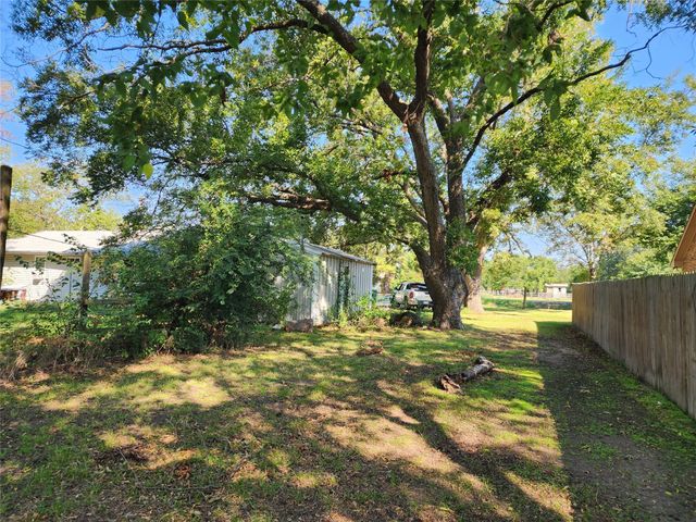 1102 Sherman Street, Tioga, TX 76271