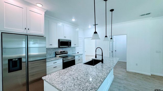 20428 High Point Dr, Flint, TX 75762