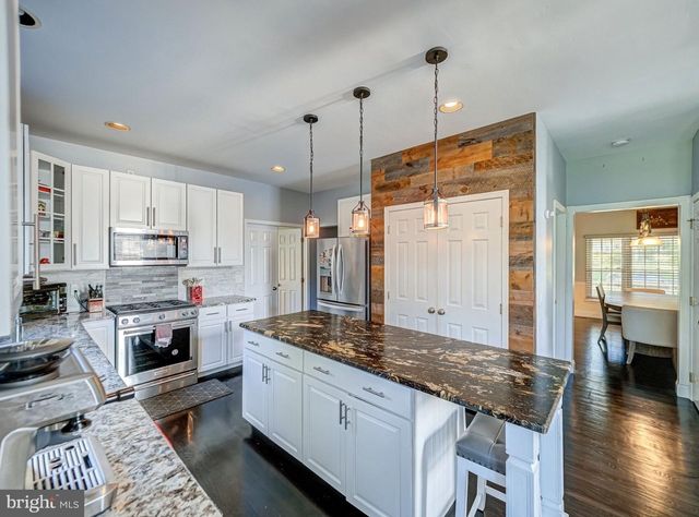 10 SPYGLASS RD, Skillman, NJ 08558