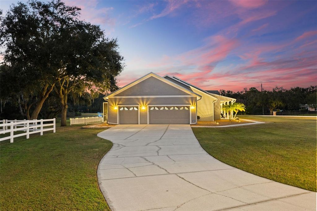 Image 62 of property listing at 12305 TWIN BRANCH ACRES ROAD, Tampa, FL 33626