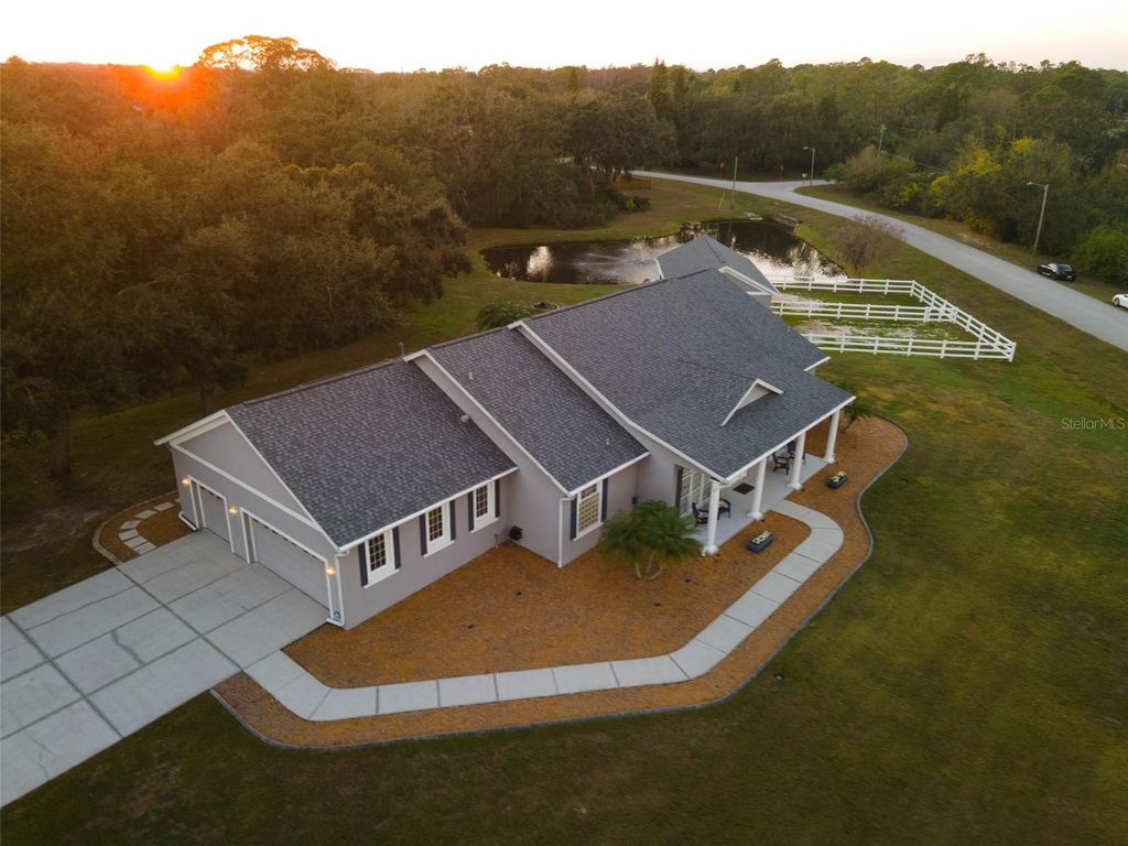 Image 63 of property listing at 12305 TWIN BRANCH ACRES ROAD, Tampa, FL 33626