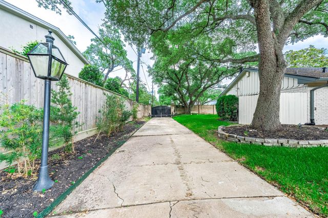 5702 Bayou Glen Road, Houston, TX 77057