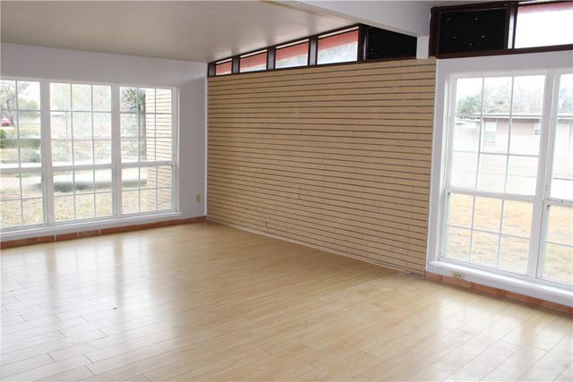 722 Santa Anita Dr, Kingsville, TX 78363