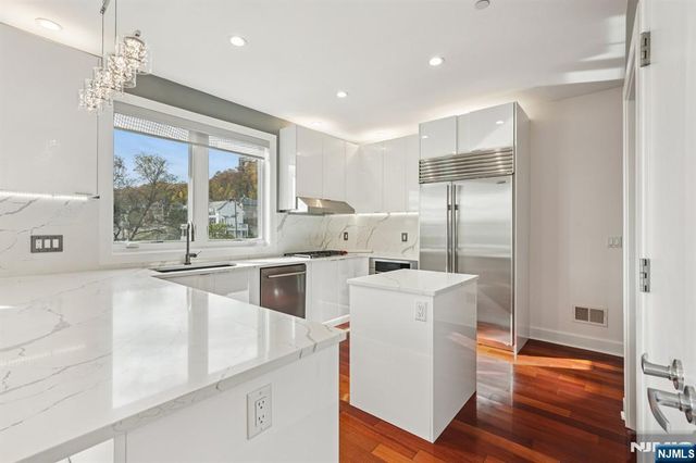 25 Vela Way, Edgewater, NJ 07020