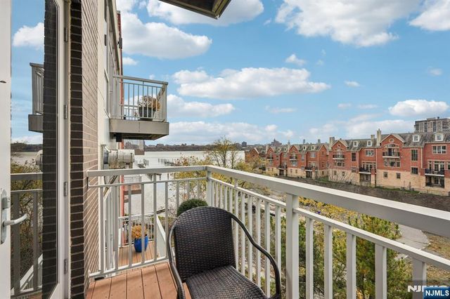 25 Vela Way, Edgewater, NJ 07020