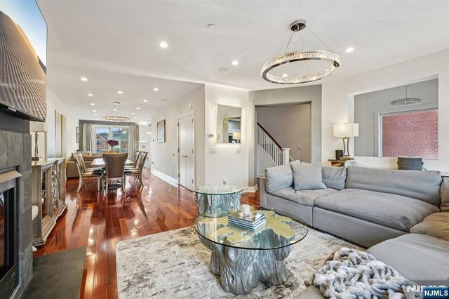 25 Vela Way, Edgewater, NJ 07020