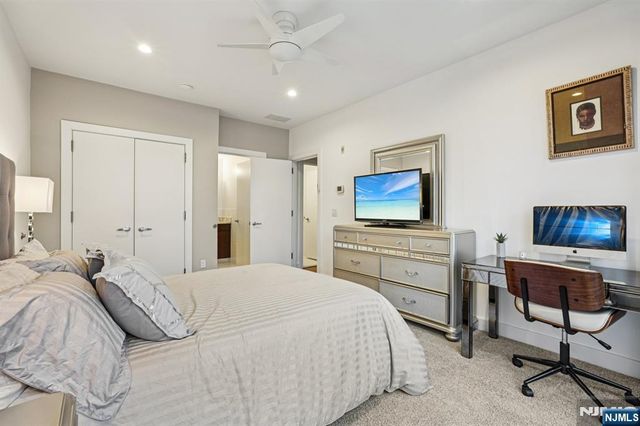 25 Vela Way, Edgewater, NJ 07020