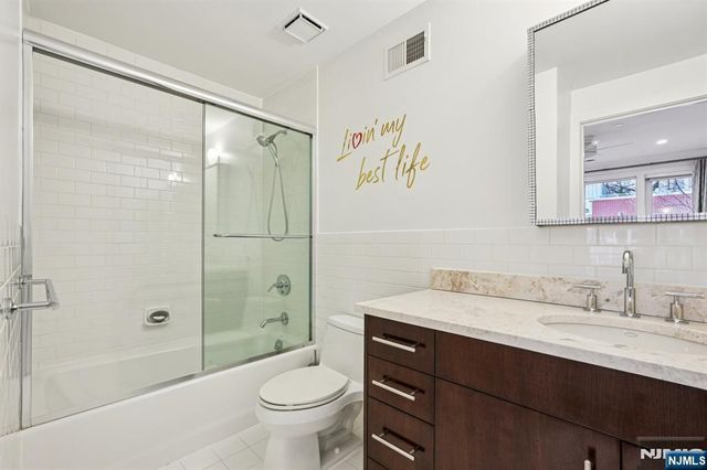 25 Vela Way, Edgewater, NJ 07020