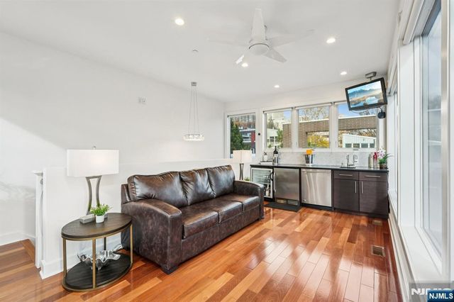 25 Vela Way, Edgewater, NJ 07020