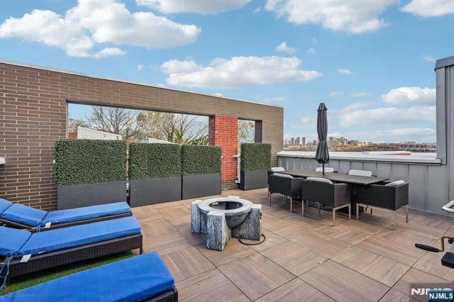 25 Vela Way, Edgewater, NJ 07020