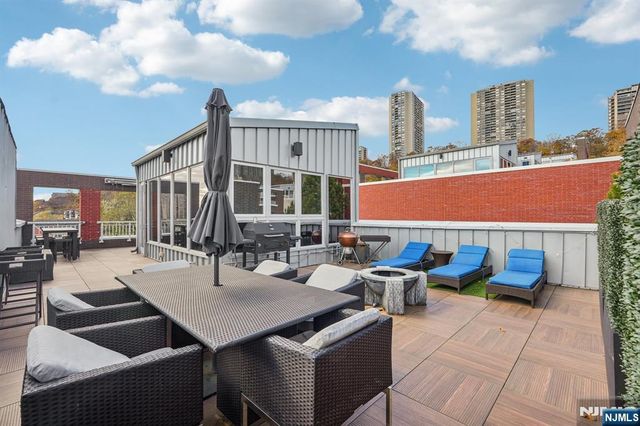 25 Vela Way, Edgewater, NJ 07020