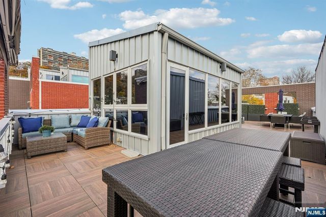 25 Vela Way, Edgewater, NJ 07020