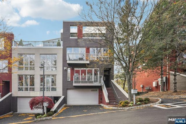 25 Vela Way, Edgewater, NJ 07020