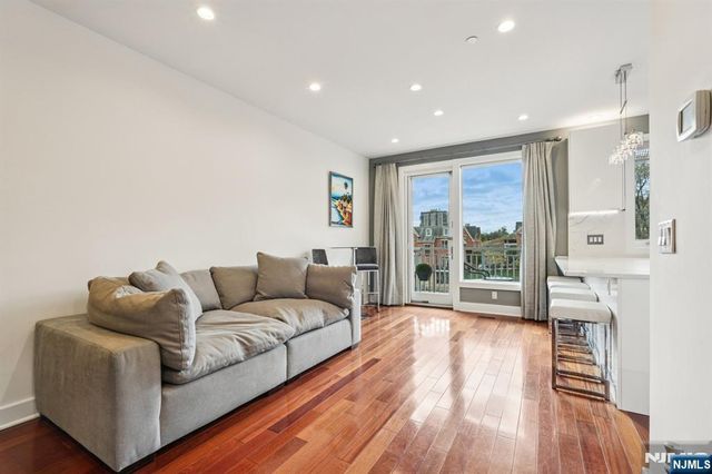 25 Vela Way, Edgewater, NJ 07020