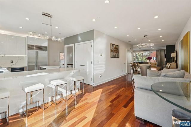 25 Vela Way, Edgewater, NJ 07020