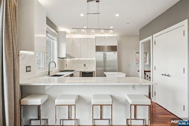 25 Vela Way, Edgewater, NJ 07020