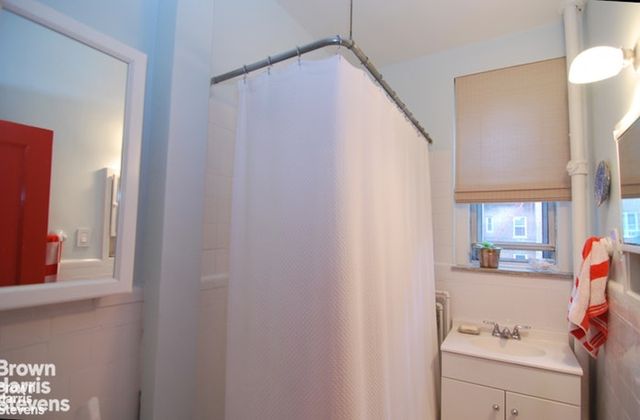 3528 80th St Apt 22, New York City, NY 11372