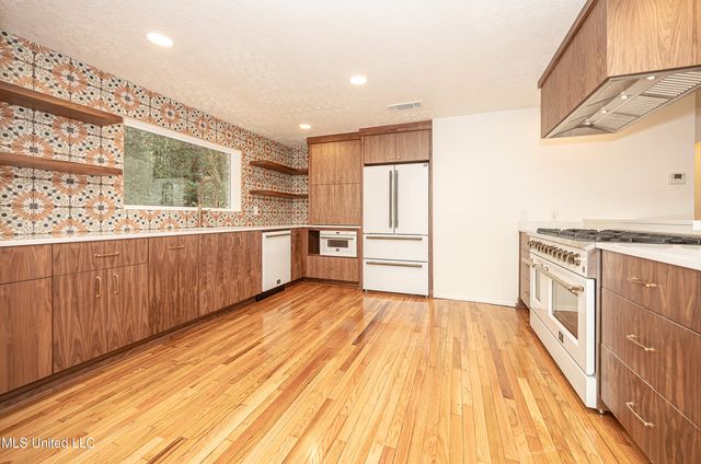 132 Pine Drive, Ocean Springs, MS 39564