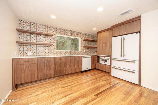 132 Pine Drive, Ocean Springs, MS 39564