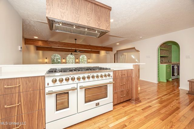 132 Pine Drive, Ocean Springs, MS 39564