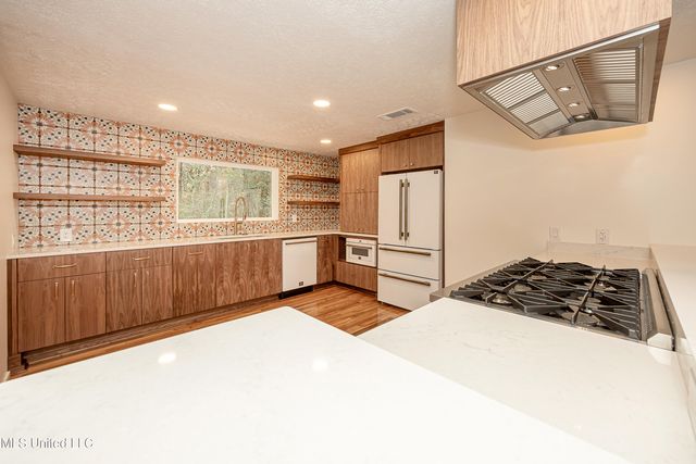 132 Pine Drive, Ocean Springs, MS 39564