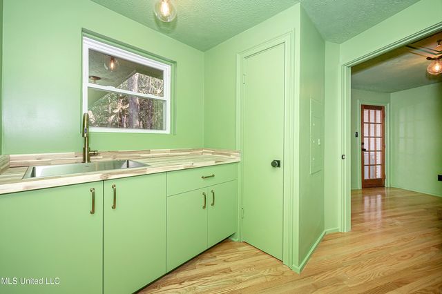 132 Pine Drive, Ocean Springs, MS 39564