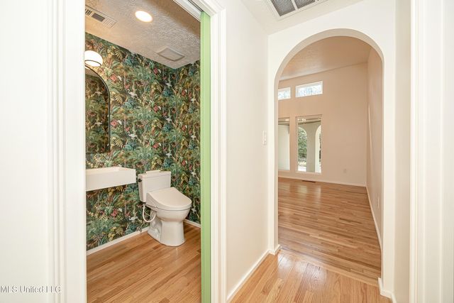 132 Pine Drive, Ocean Springs, MS 39564