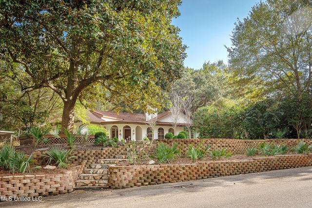 132 Pine Drive, Ocean Springs, MS 39564