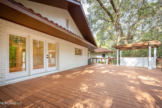 132 Pine Drive, Ocean Springs, MS 39564