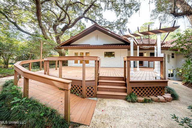 132 Pine Drive, Ocean Springs, MS 39564