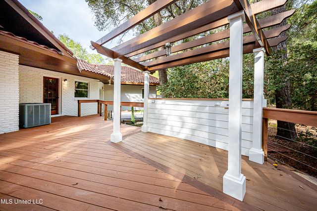 132 Pine Drive, Ocean Springs, MS 39564