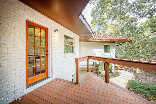 132 Pine Drive, Ocean Springs, MS 39564