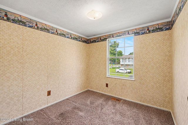 8617 Montrie Ct, Louisville, KY 40219